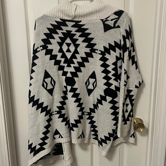 Newsosoo Women's Black and Gray Aztec Patterned Sweater OSFM - Picture 2 of 2